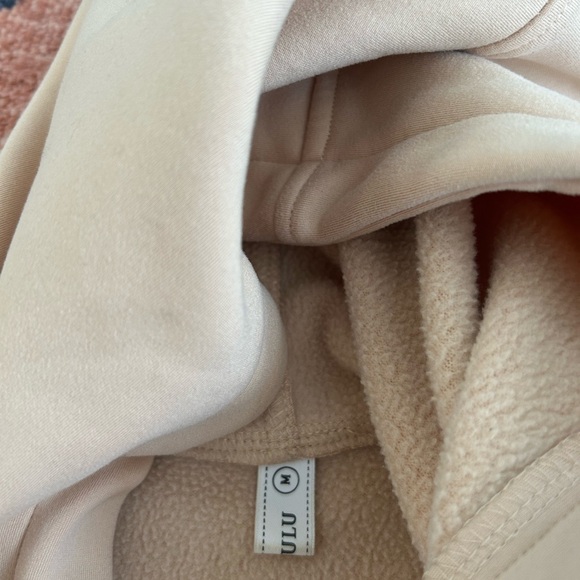 Ulu Beige cropped Hooded Sweatshirt womens size medium - Picture 4 of 4